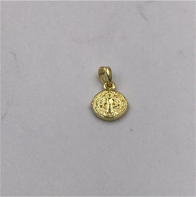 FO435 San Benito Colgante 9 mm Figura Baño Oro Figuras Bañadas en Oro y Plata hecho de Bronce Bañado en Oro 18K