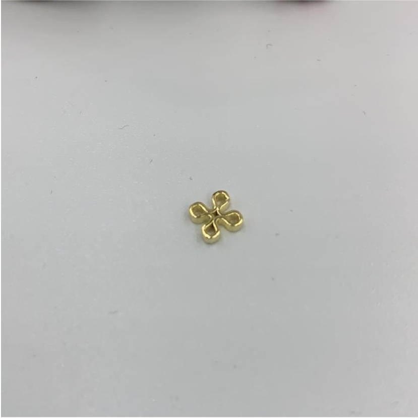 FO456 Trébol 4 Puntas (Tipo Mostacilla) Accesorio Baño Oro Accesorios Bañados en Oro y Plata hecho de Bronce Bañado en Oro 18K