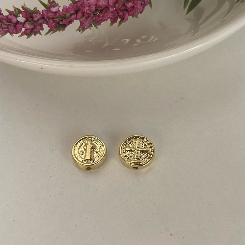 FO466 San Benito Pasador Figura Baño Oro Figuras Bañadas en Oro y Plata hecho de Bronce Bañado en Oro 18K