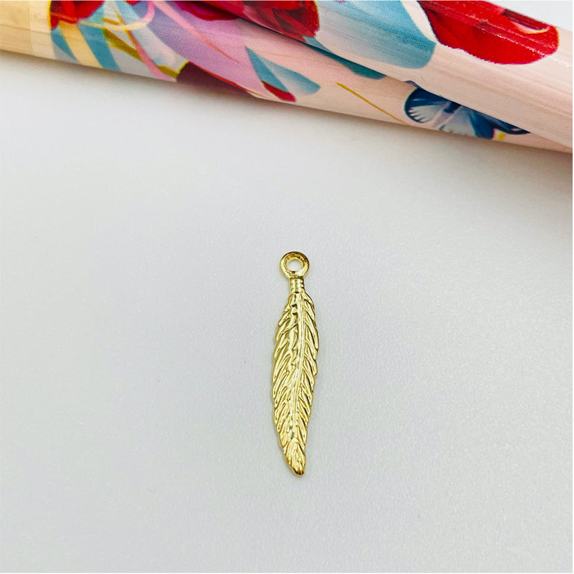 FO478 Pluma 18 x 3 Figura Baño Oro Figuras Bañadas hecho de Bronce Bañado en Oro 18K Joyas Bañadas en Oro