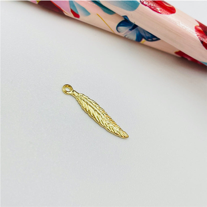 FO478 Pluma 18 x 3 Figura Baño Oro Figuras Bañadas hecho de Bronce Bañado en Oro 18K Joyas Bañadas en Oro