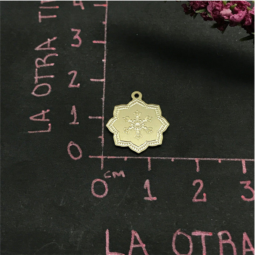 FO489 Flor 8 Puntas Copo de Nieve Estampado 14 mm Figura Baño Oro Figuras Bañadas en Oro y Plata hecho de Bronce Bañado en Oro 18K