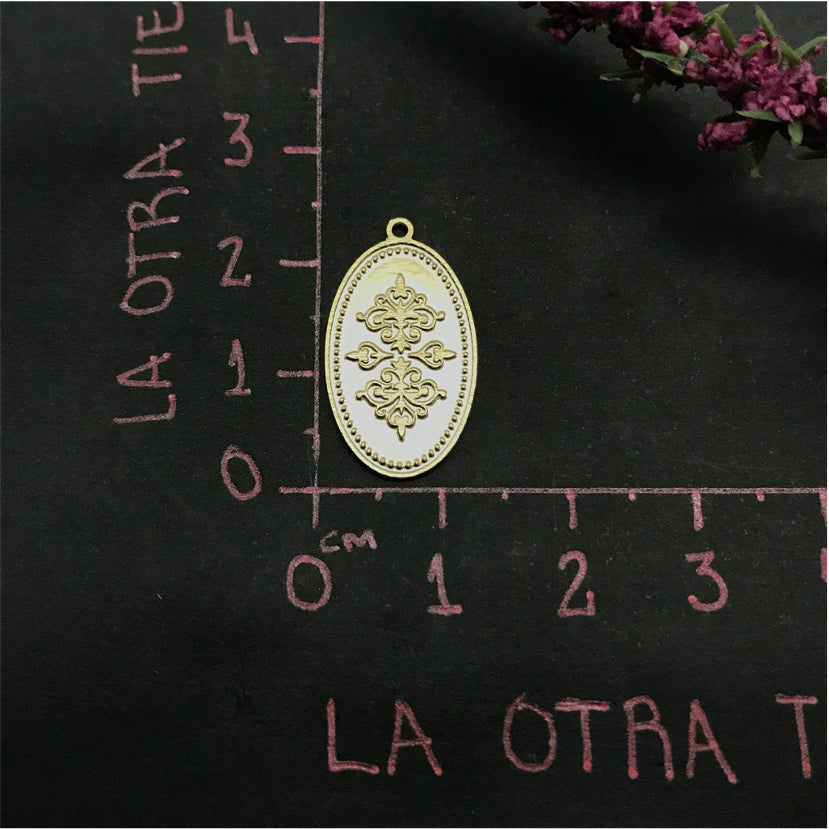 FO500 Ovalo Flores Relieve 1 Argolla Figura Baño Oro Figuras Bañadas en Oro y Plata hecho de Bronce Bañado en Oro 18K