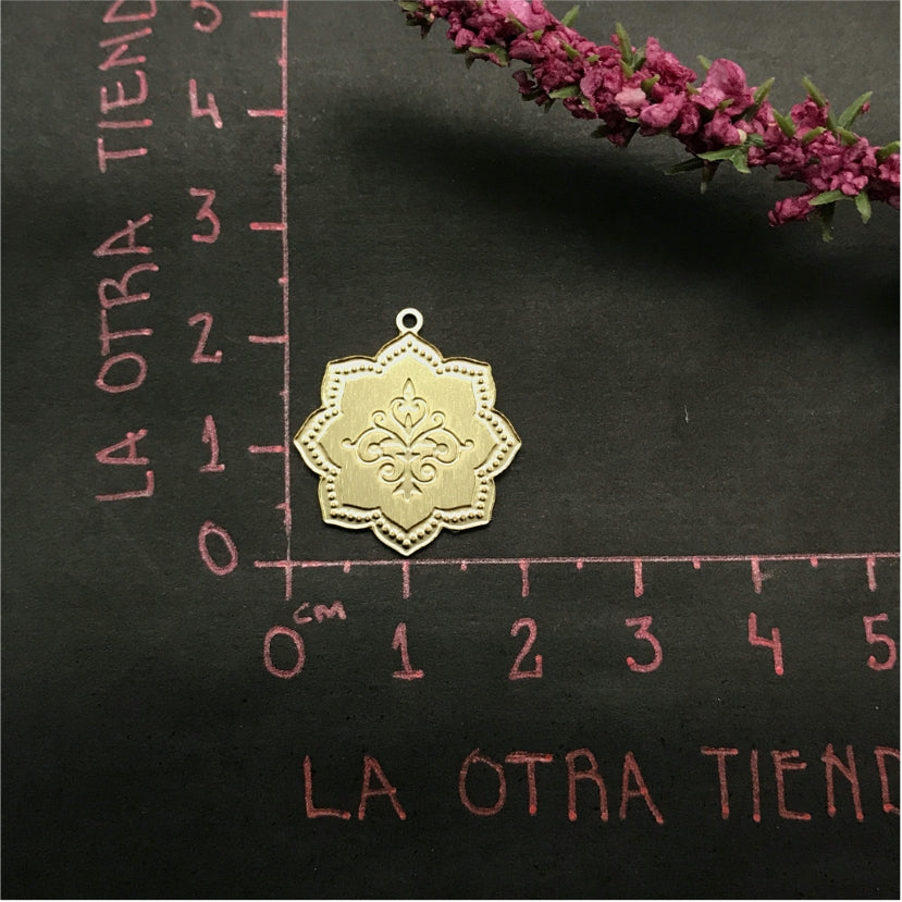 FO507 Flor 8 Puntas Flor de Liz Estampada 20 mm Figura Baño Oro Figuras Bañadas en Oro y Plata hecho de Bronce Bañado en Oro 18K