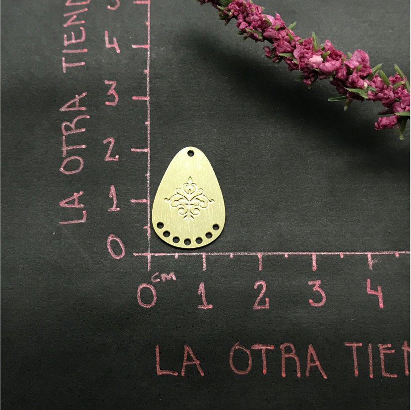 FO508 Gota Flor de Liz 7 Perforaciones 20 x 14 mm Figura Baño Oro Figuras Bañadas en Oro y Plata hecho de Bronce Bañado en Oro 18K