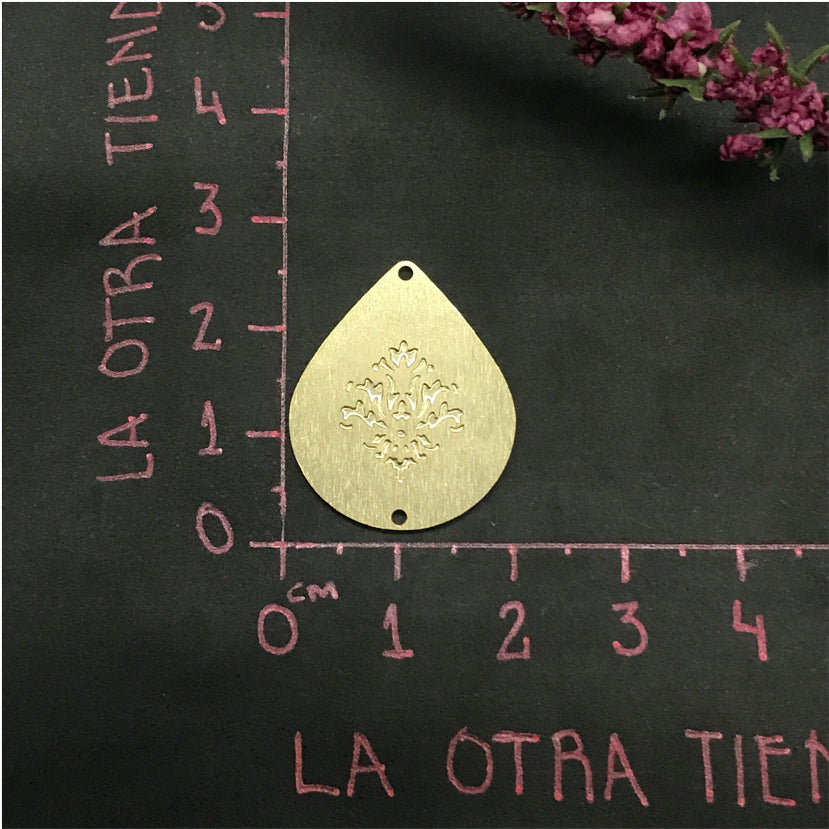 FO516 Gota Flor Fuego 2 Perforaciones 20 x 25 mm Figura Baño Oro Figuras Bañadas en Oro y Plata hecho de Bronce Bañado en Oro 18K