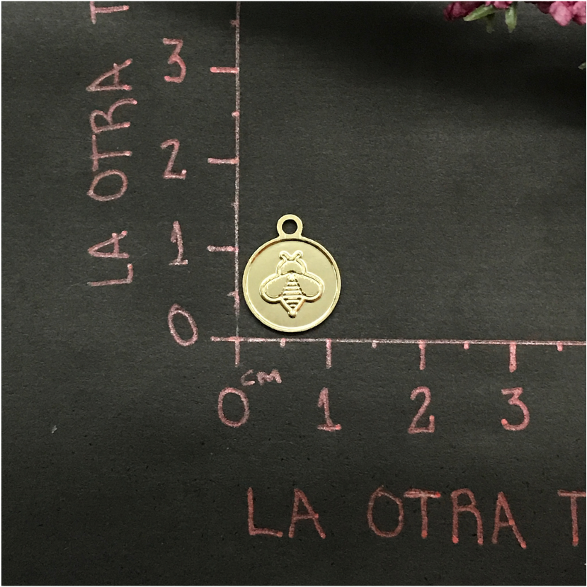 FO527 Colgante Abejita Figura Baño Oro Figuras Bañadas en Oro y Plata hecho de Bronce Bañado en Oro 18K