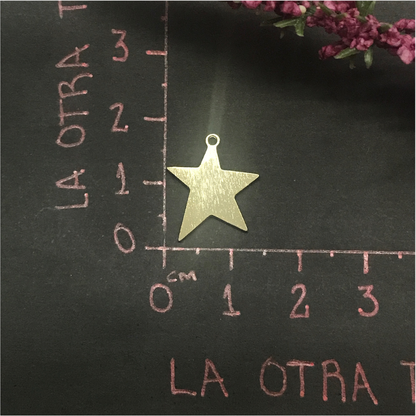 FO531 Colgante Estrella Chica Lijada Desigual 17x15 mm Figura Baño Oro Figuras Bañadas hecho de Bronce Bañado en Oro 18K Joyas Bañadas en Oro