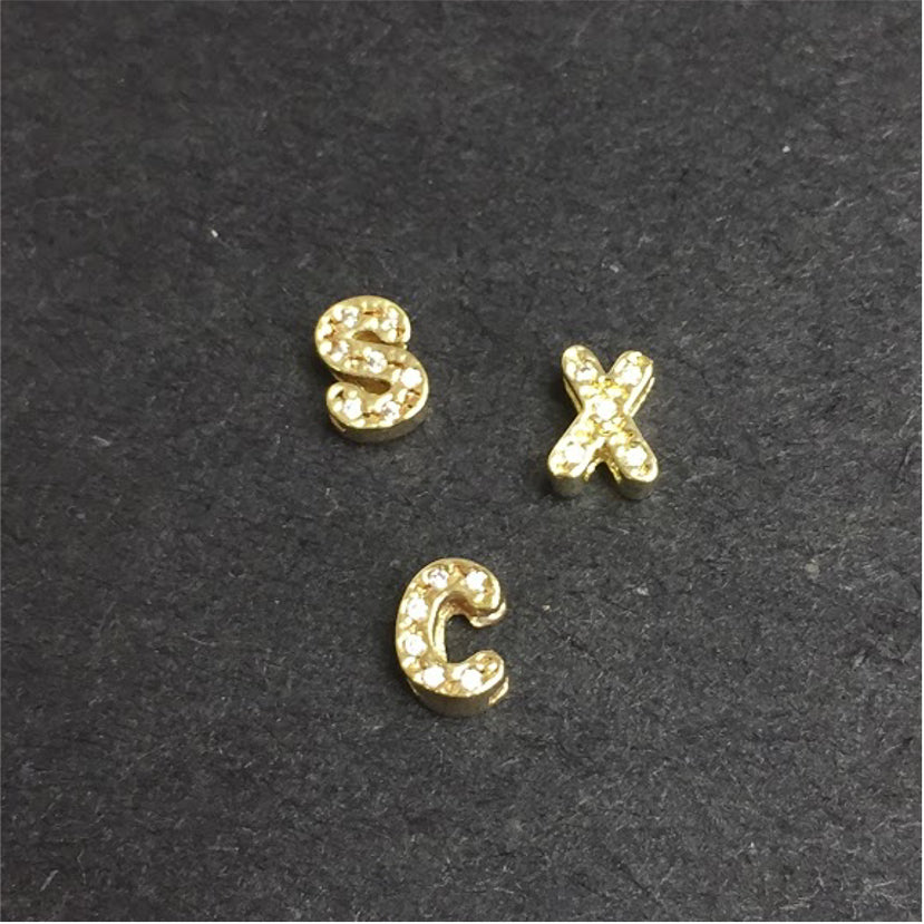 FO54 Mini Letras con circones para pasar 7 mm Figura Baño Oro Figuras Bañadas en Oro y Plata hecho de Bronce Bañado en Oro 18K