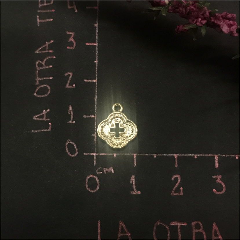 FO546 Trébol Cruz Calada 10 mm Figura Baño Oro Figuras Bañadas en Oro y Plata hecho de Bronce Bañado en Oro 18K