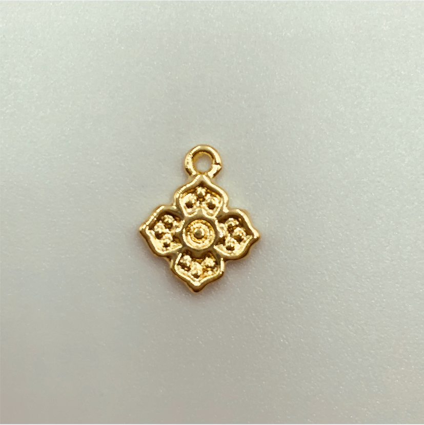 FO592 Colgante Flor 4 pétalos Petite 10 mm Figura Baño Oro Figuras Bañadas en Oro y Plata hecho de Bronce Bañado en Oro 18K
