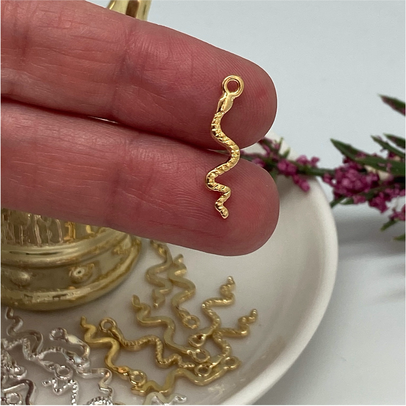 FO649 Colgante Cobra Petite 20 mm Figura Baño Oro Figuras Bañadas en Oro y Plata hecho de Bronce Bañado en Oro 18K