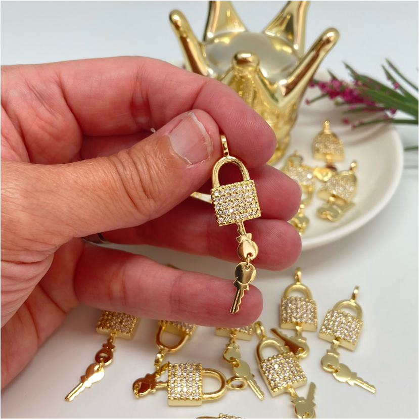 FO654 Colgante Candado Circones y llave Petite 40 x 10 mm Figura Baño Oro Figuras Bañadas en Oro y Plata hecho de Bronce Bañado en Oro 18K