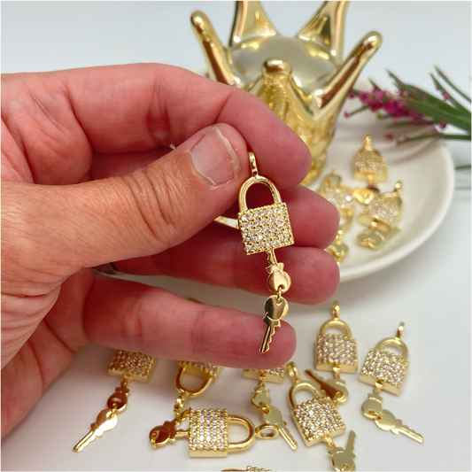 FO654 Colgante Candado Circones y llave Petite 40 x 10 mm Figura Baño Oro Figuras Bañadas en Oro y Plata hecho de Bronce Bañado en Oro 18K