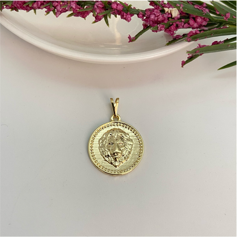 FO660 Colgante León 19 mm Figura Baño Oro Figuras Bañadas en Oro y Plata hecho de Bronce Bañado en Oro 18K Joyas Bañadas en Oro
