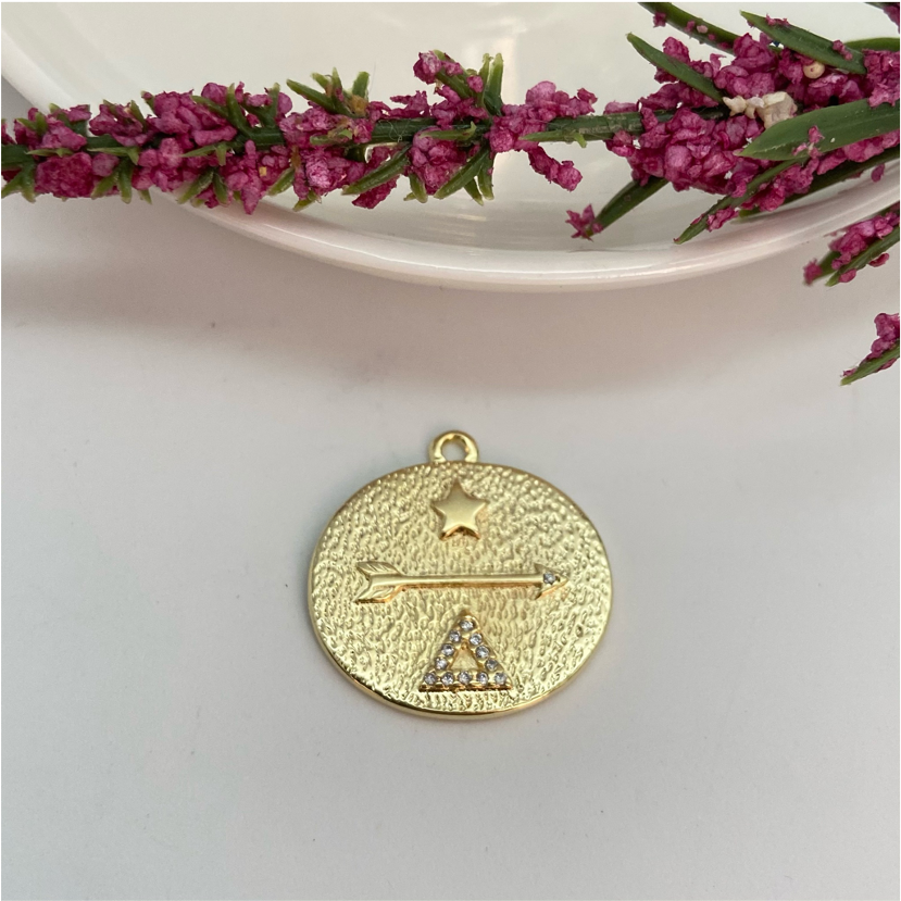 FO673 Colgante Flecha Estrella Triángulo Circones 24 mm Figura Baño Oro Figuras Bañadas en Oro y Plata hecho de Bronce Bañado en Oro 18K
