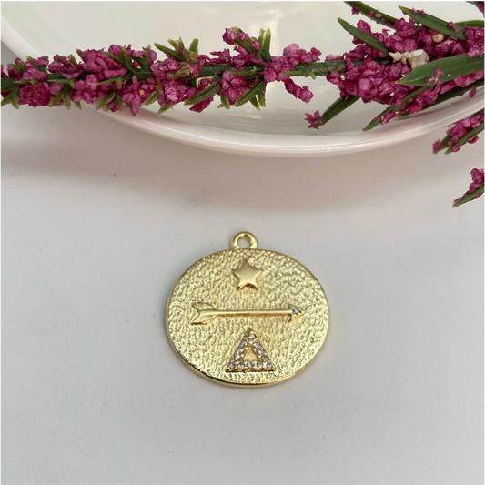 FO673 Colgante Flecha Estrella Triángulo Circones 24 mm Figura Baño Oro Figuras Bañadas en Oro y Plata hecho de Bronce Bañado en Oro 18K