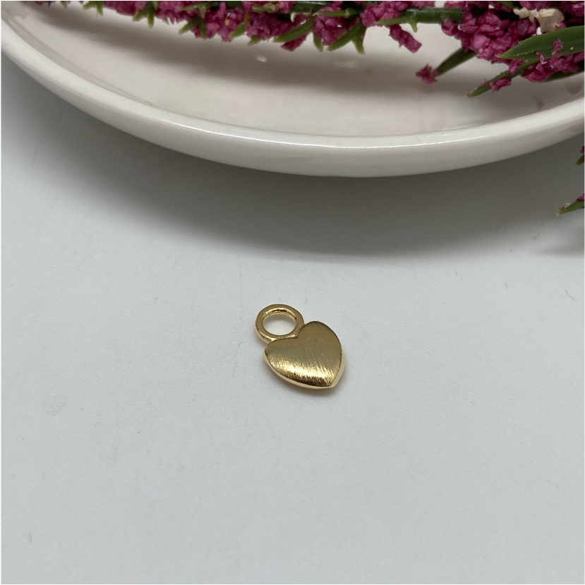 FO685 Colgante Pequeño Corazón Gordito Lijado 10 x 8 mm Figura Baño Oro Figuras Bañadas en Oro y Plata hecho de Bronce Bañado en Oro 18K