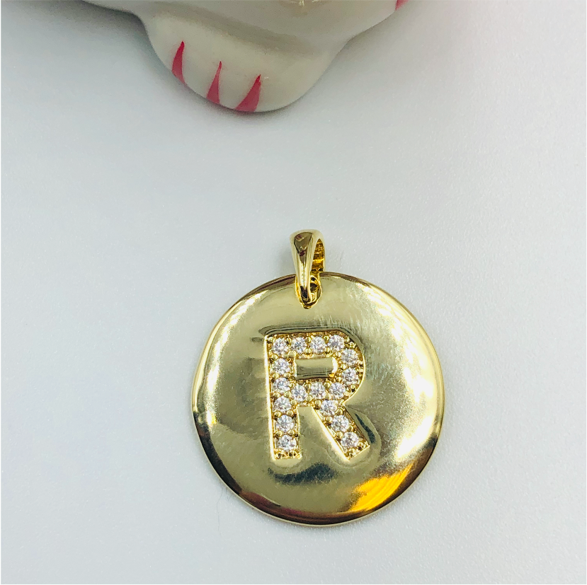 FO694 Medalla Letra con circones 19 mm Figura Baño Oro Figuras Bañadas en Oro y Plata hecho de Bronce Bañado en Oro 18K