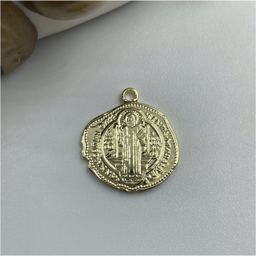 FO732 Colgante San Benito forma irregular 15 mm Figura Baño Oro Figuras Bañadas en Oro y Plata hecho de Bronce Bañado en Oro 18K Joyas Bañadas en Oro