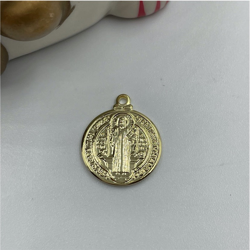 FO734 Colgante San Benito 15 mm Figura Baño Oro Figuras Bañadas en Oro y Plata hecho de Bronce Bañado en Oro 18K Joyas Bañadas en Oro