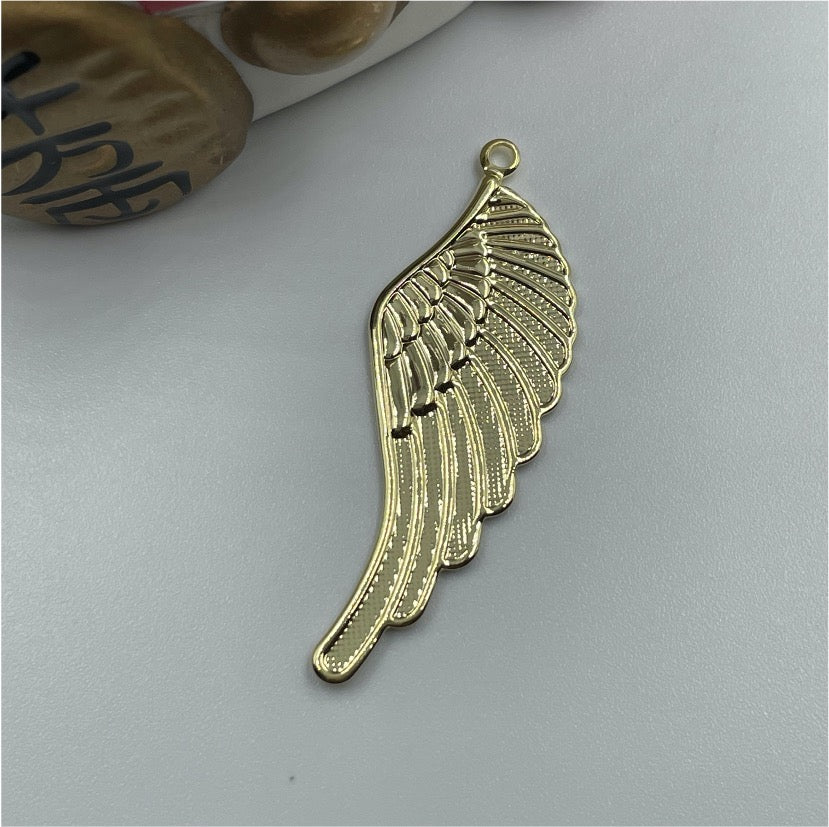 FO740 Colgante Ala de Angel 40 mm Figura Baño Oro Figuras Bañadas en Oro y Plata hecho de Bronce Bañado en Oro 18K Joyas Bañadas en Oro