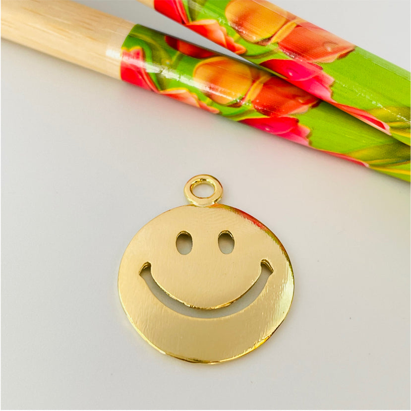 FO751 Colgante Carita Smile Lijado 20 mm Figura Baño Oro Figuras Bañadas en Oro y Plata hecho de Bronce Bañado en Oro 18K Joyas Bañadas en Oro