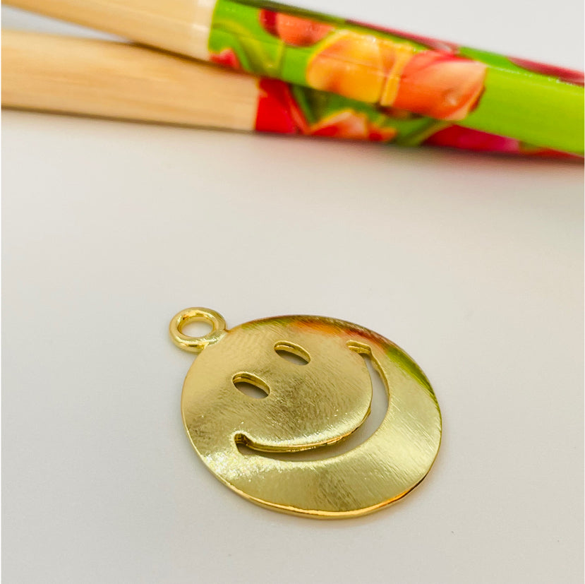FO751 Colgante Carita Smile Lijado 20 mm Figura Baño Oro Figuras Bañadas en Oro y Plata hecho de Bronce Bañado en Oro 18K Joyas Bañadas en Oro