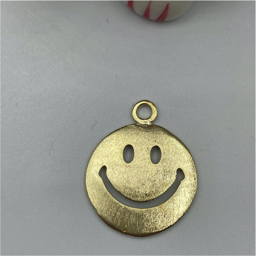 FO751 Colgante Carita Smile Lijado 20 mm Figura Baño Oro Figuras Bañadas en Oro y Plata hecho de Bronce Bañado en Oro 18K Joyas Bañadas en Oro