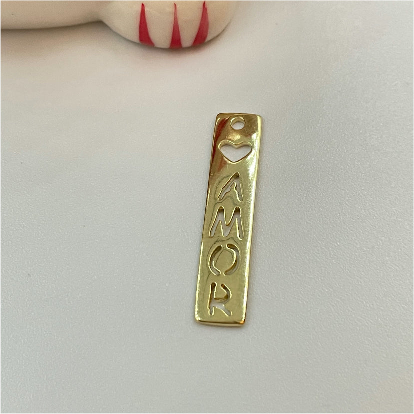 FO778 Colgante Placa Amor 24x6 mm Figura Baño Oro Figuras Bañadas en Oro y Plata hecho de Bronce Bañado en Oro 18K