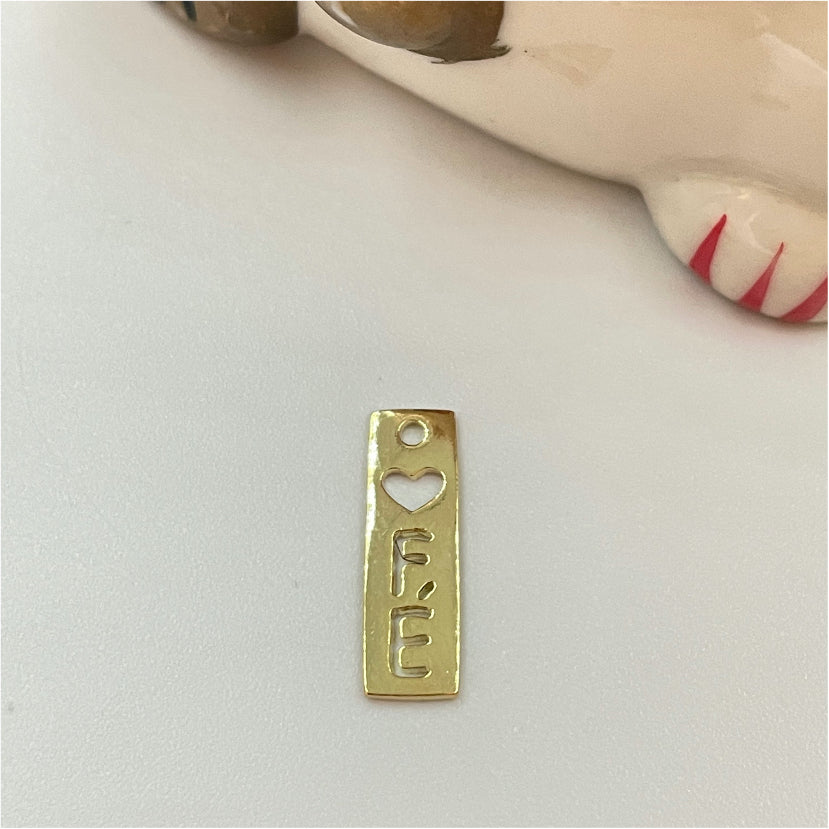 FO781 Colgante Placa Fe 16x6 mm Figura Baño Oro Figuras Bañadas en Oro y Plata hecho de Bronce Bañado en Oro 18K