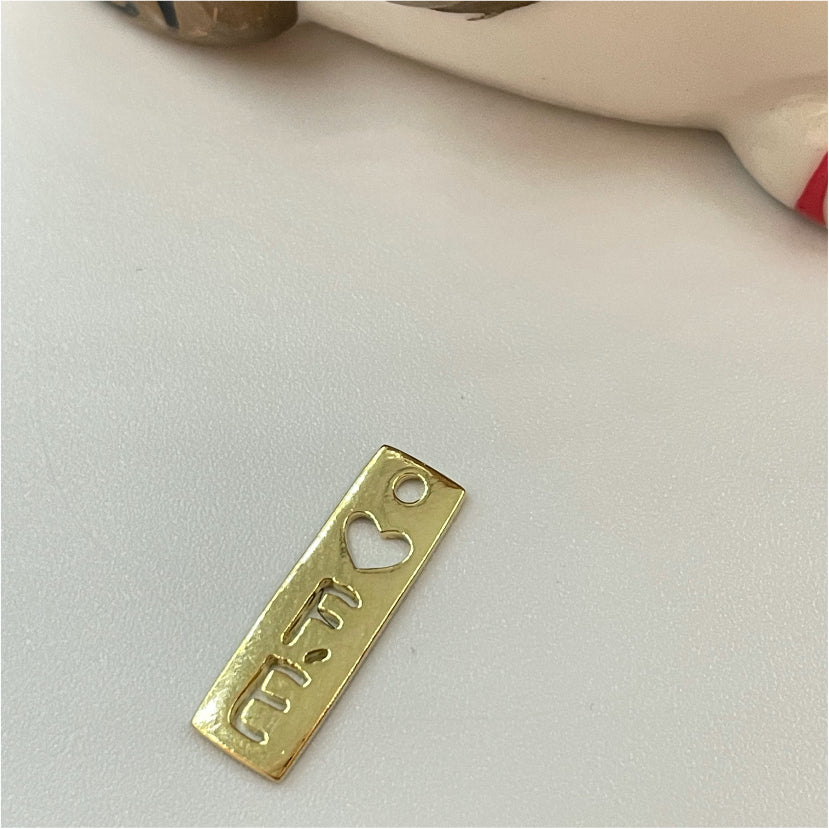 FO781 Colgante Placa Fe 16x6 mm Figura Baño Oro Figuras Bañadas en Oro y Plata hecho de Bronce Bañado en Oro 18K