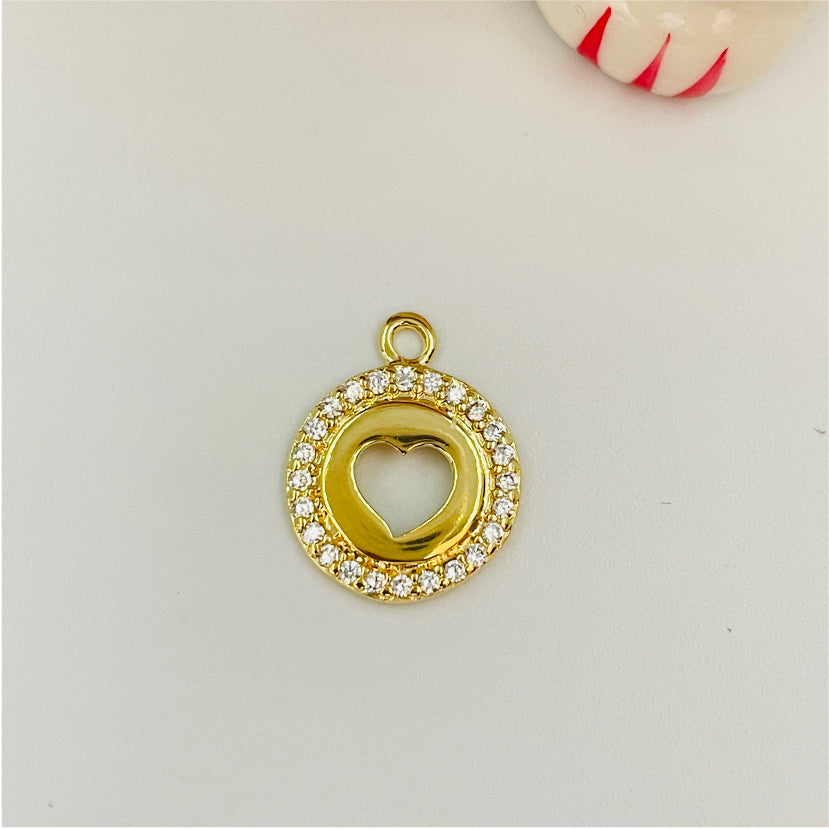FO807 Colgante redondo con corazón calado y circones en borde 13 mm más argollita Figura Baño Oro Figuras Bañadas en Oro y Plata hecho de Bronce Bañado en Oro 18K