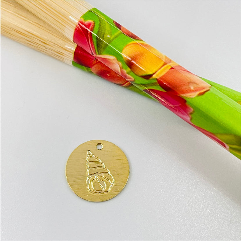 FO875 Colgante Medalla Caracol de Mar Colección Verano 12 mm Figura Baño Oro Figuras Bañadas en Oro y Plata hecho de Bronce Bañado en Oro 18K Joyas Bañadas en Oro