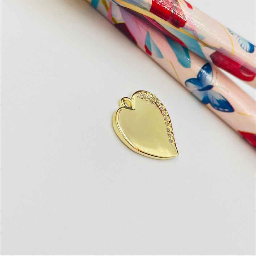 FO892 Colgante Corazón Volado con mitad de borde con circones 15x15 mm Figura Baño Oro Figuras Bañadas en Oro y Plata hecho de Bronce Bañado en Oro 18K Joyas Bañadas en Oro