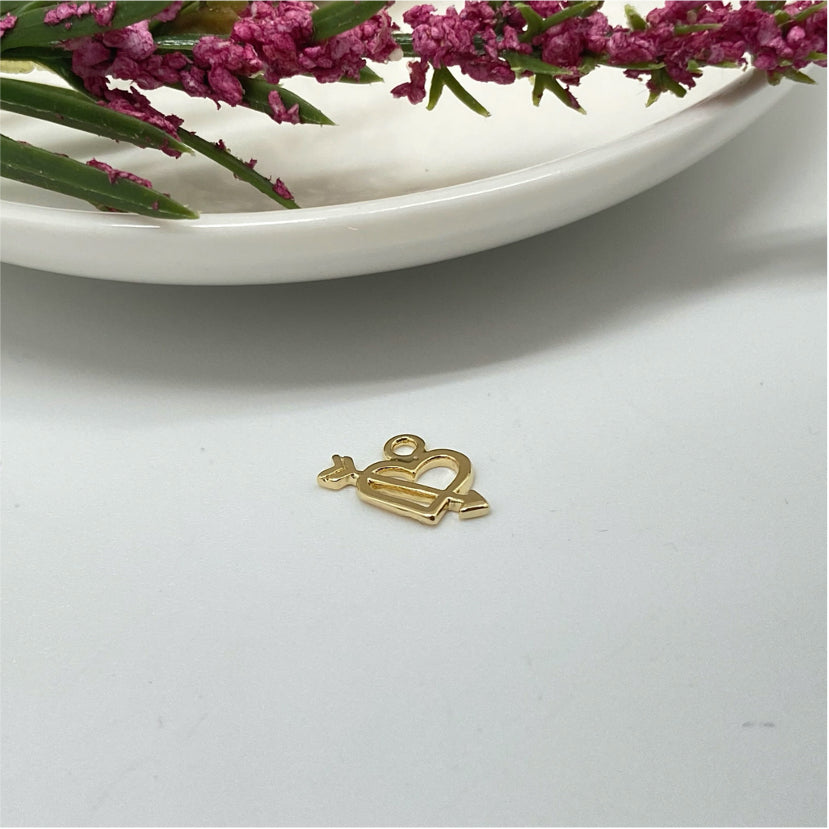FO921 Corazón Flecha Cupido 7x10 mm más argollita Figura Baño Oro Figuras Bañadas en Oro y Plata hecho de Bronce Bañado en Oro 18K Joyas Bañadas en Oro