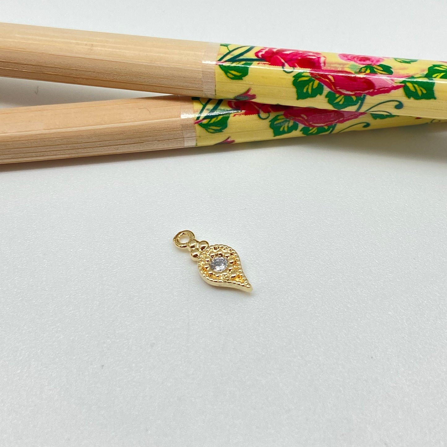FO928 Colgante Punto de luz Gota invertida 10x6 mm mas argollita Figura Baño Plata Figuras Bañadas hecho de Bronce Bañado en Oro 18K Joyas Bañadas en Oro