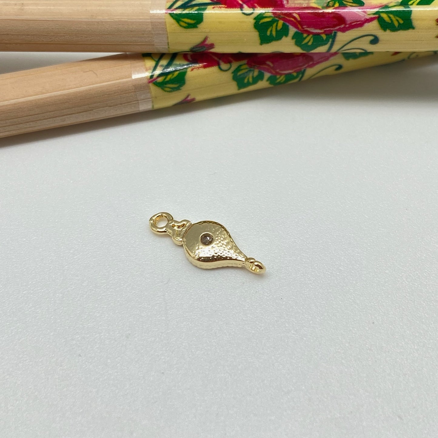 FO929 Conector Punto de luz Gota invertida 10x6 mm más argollitas Figura Baño Oro Figuras Bañadas hecho de Bronce Bañado en Oro 18K Joyas Bañadas en Oro