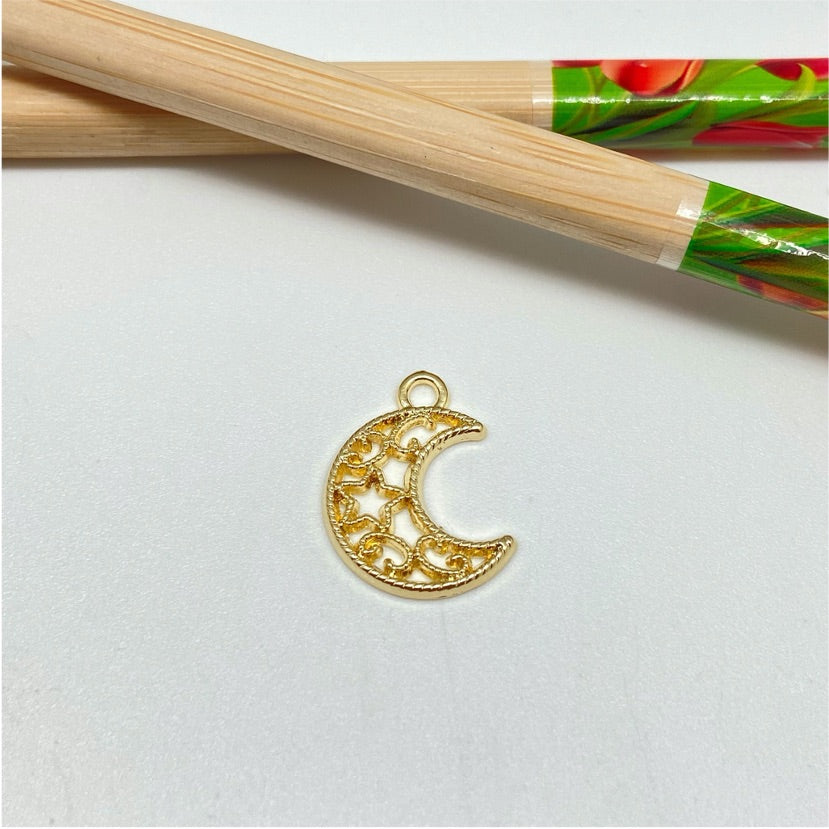 FO930 Colgante Luna calada bordes rutilados 15x13 mm más argollita Figura Baño Oro Figuras Bañadas hecho de Bronce Bañado en Oro 18K Joyas Bañadas en Oro
