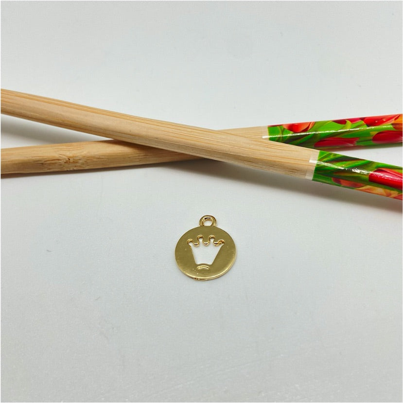 FO931 Colgante medalla Corona calada 15 mm más argollita Figura Baño Oro Figuras Bañadas hecho de Bronce Bañado en Oro 18K Joyas Bañadas en Oro