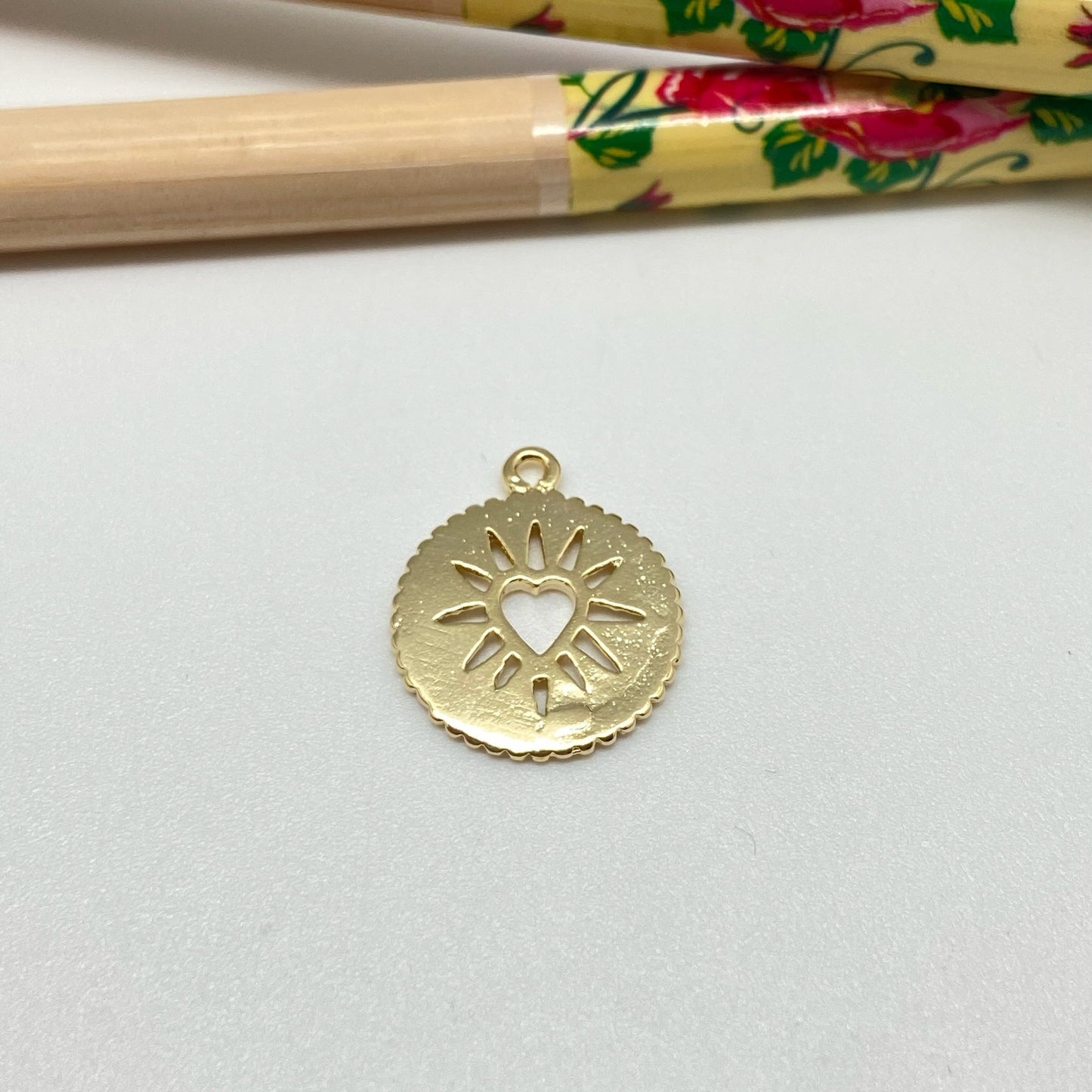 FO934 Colgante medalla Corazón con rayos calados Fondo y Borde Rutilados diá. 15 mm más argollita Figura Baño Oro Figuras Bañadas hecho de Bronce Bañado en Oro 18K Joyas Bañadas en Oro