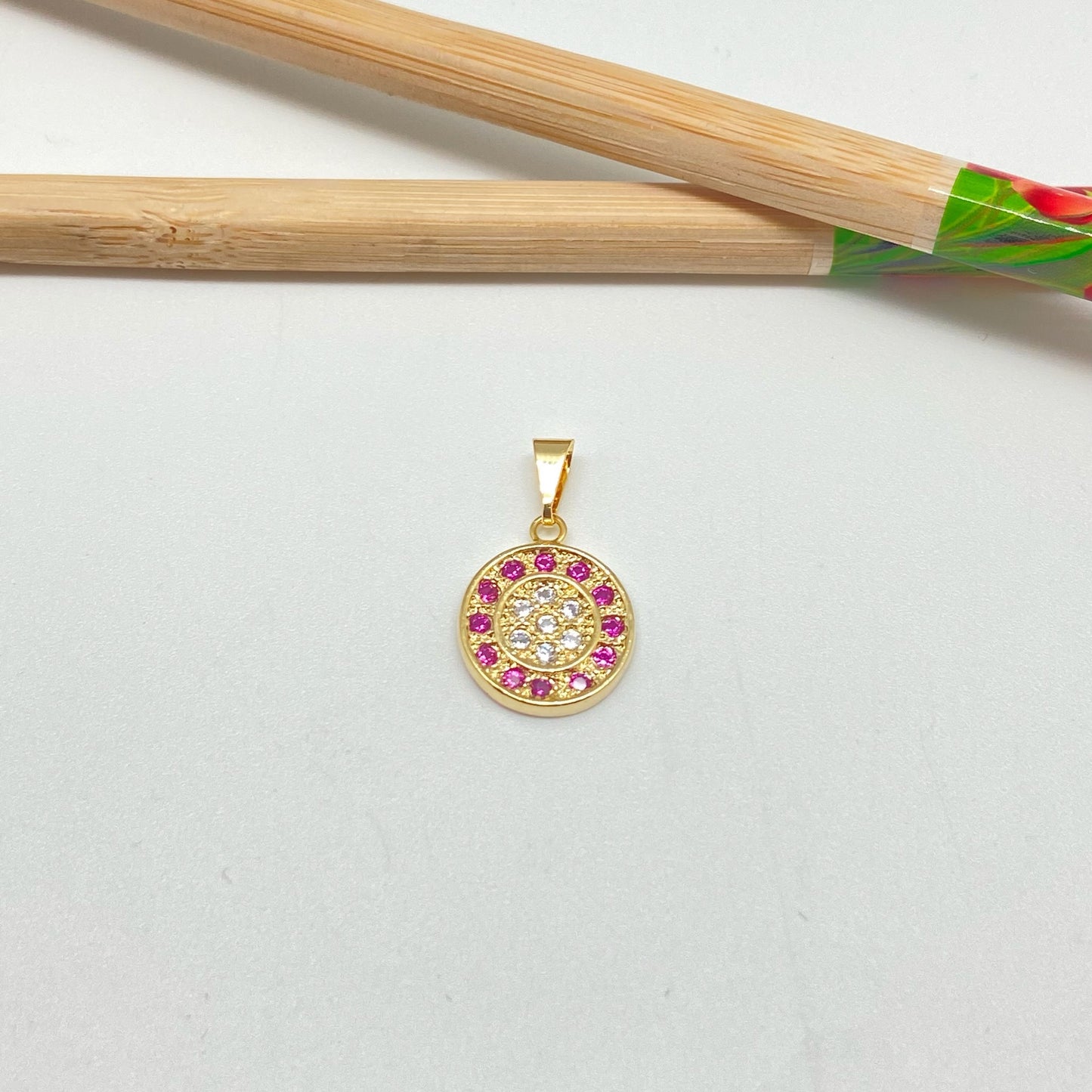 FO945 Colgante con Circones Rubí en el borde y 6 circones cristal en el centro diá. 14 mm más argollita más balier Figura Baño Oro Figuras Bañadas hecho de Bronce Bañado en Oro 18K Joyas Bañadas en Oro