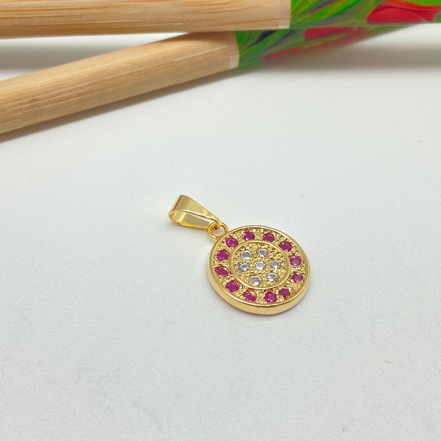 FO945 Colgante con Circones Rubí en el borde y 6 circones cristal en el centro diá. 14 mm más argollita más balier Figura Baño Oro Figuras Bañadas hecho de Bronce Bañado en Oro 18K Joyas Bañadas en Oro