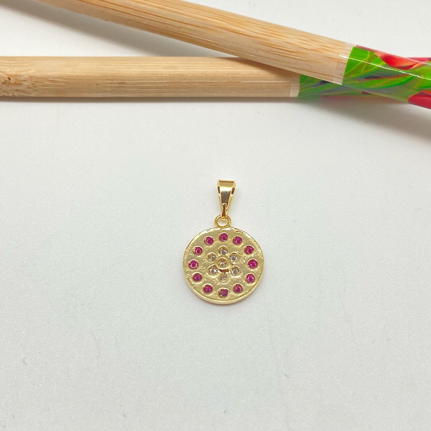 FO945 Colgante con Circones Rubí en el borde y 6 circones cristal en el centro diá. 14 mm más argollita más balier Figura Baño Oro Figuras Bañadas hecho de Bronce Bañado en Oro 18K Joyas Bañadas en Oro