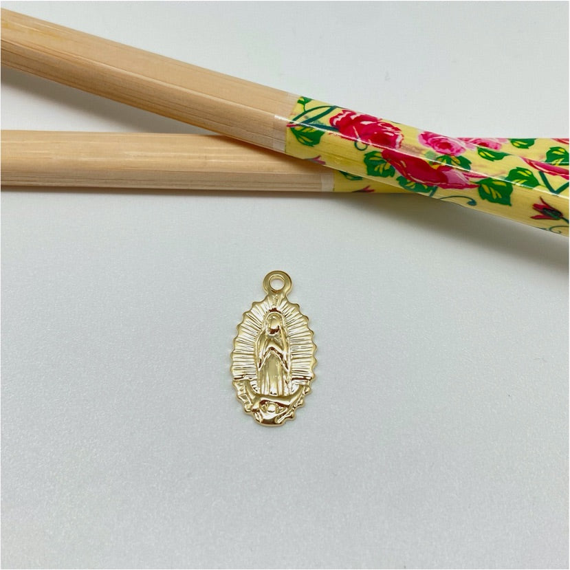 FO951 Colgante Virgen de Guadalupe Ovalado 17x10 mm más argollita Figura Baño Oro Figuras Bañadas hecho de Bronce Bañado en Oro 18K Joyas Bañadas en Oro