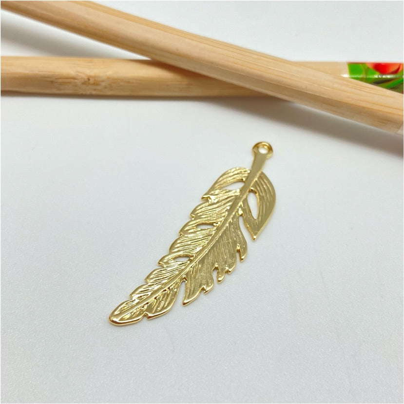 FO952 Colgante Pluma Largo 48x13 mm Figura Baño Oro Figuras Bañadas hecho de Bronce Bañado en Oro 18K Joyas Bañadas en Oro
