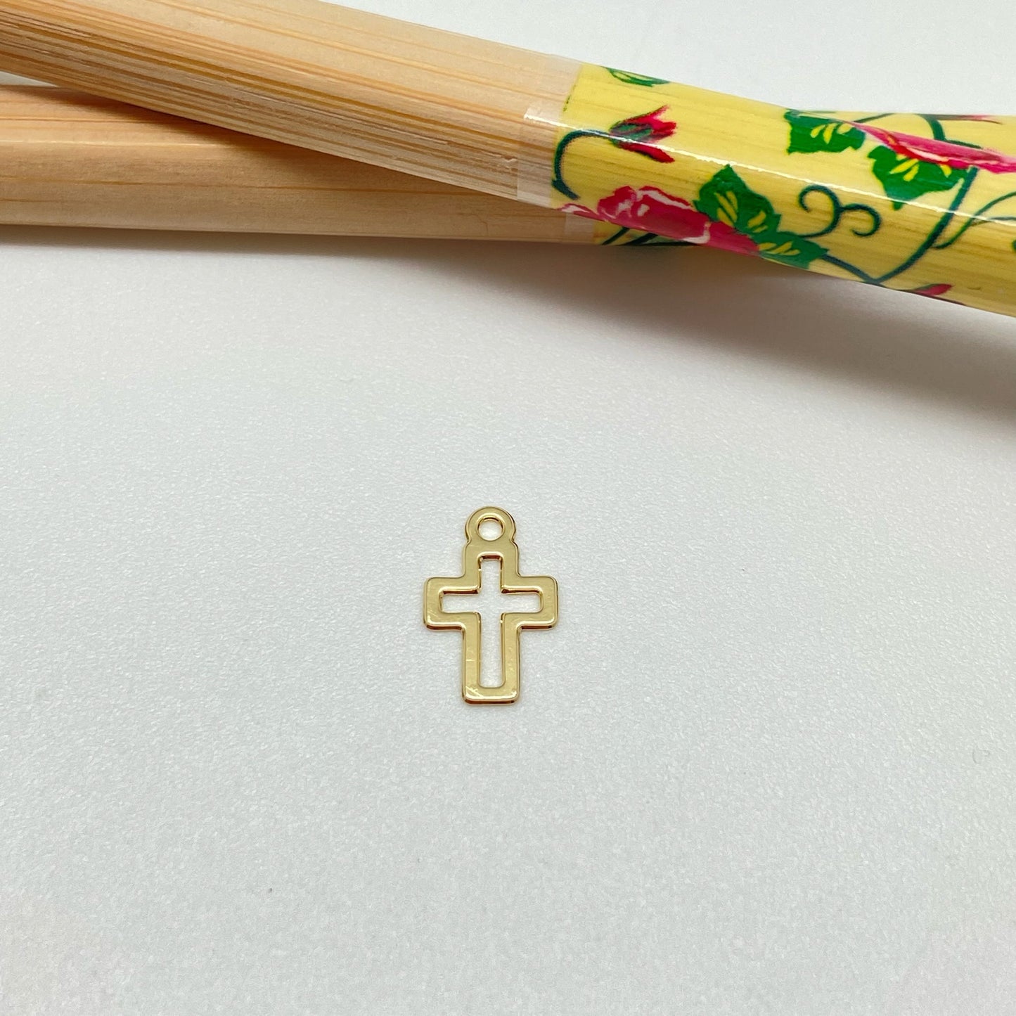 FO955 Colgante Mini Cruz Calada 9x7 mm más argollita Figura Baño Oro Figuras Bañadas hecho de Bronce Bañado en Oro 18K Joyas Bañadas en Oro