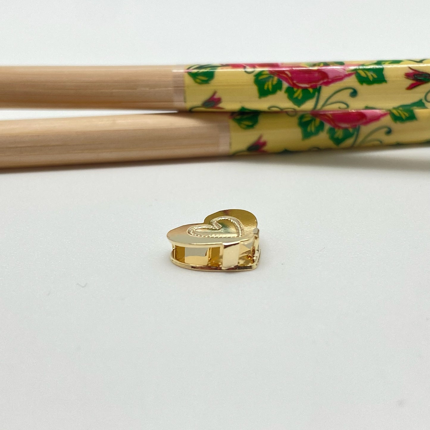 FO958 Colgante Corazón para pasar 11x11 mm Figura Baño Oro Figuras Bañadas hecho de Bronce Bañado en Oro 18K Joyas Bañadas en Oro