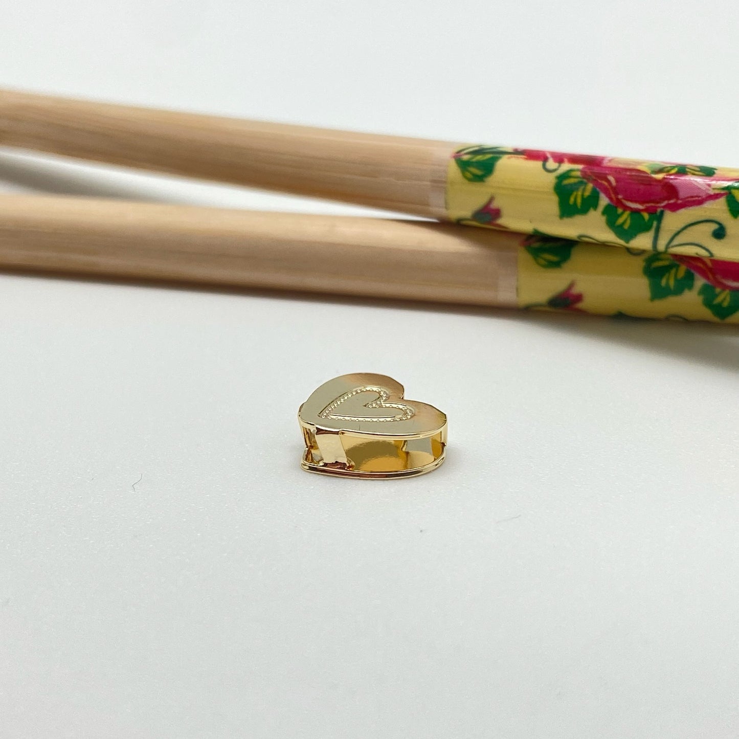 FO958 Colgante Corazón para pasar 11x11 mm Figura Baño Oro Figuras Bañadas hecho de Bronce Bañado en Oro 18K Joyas Bañadas en Oro