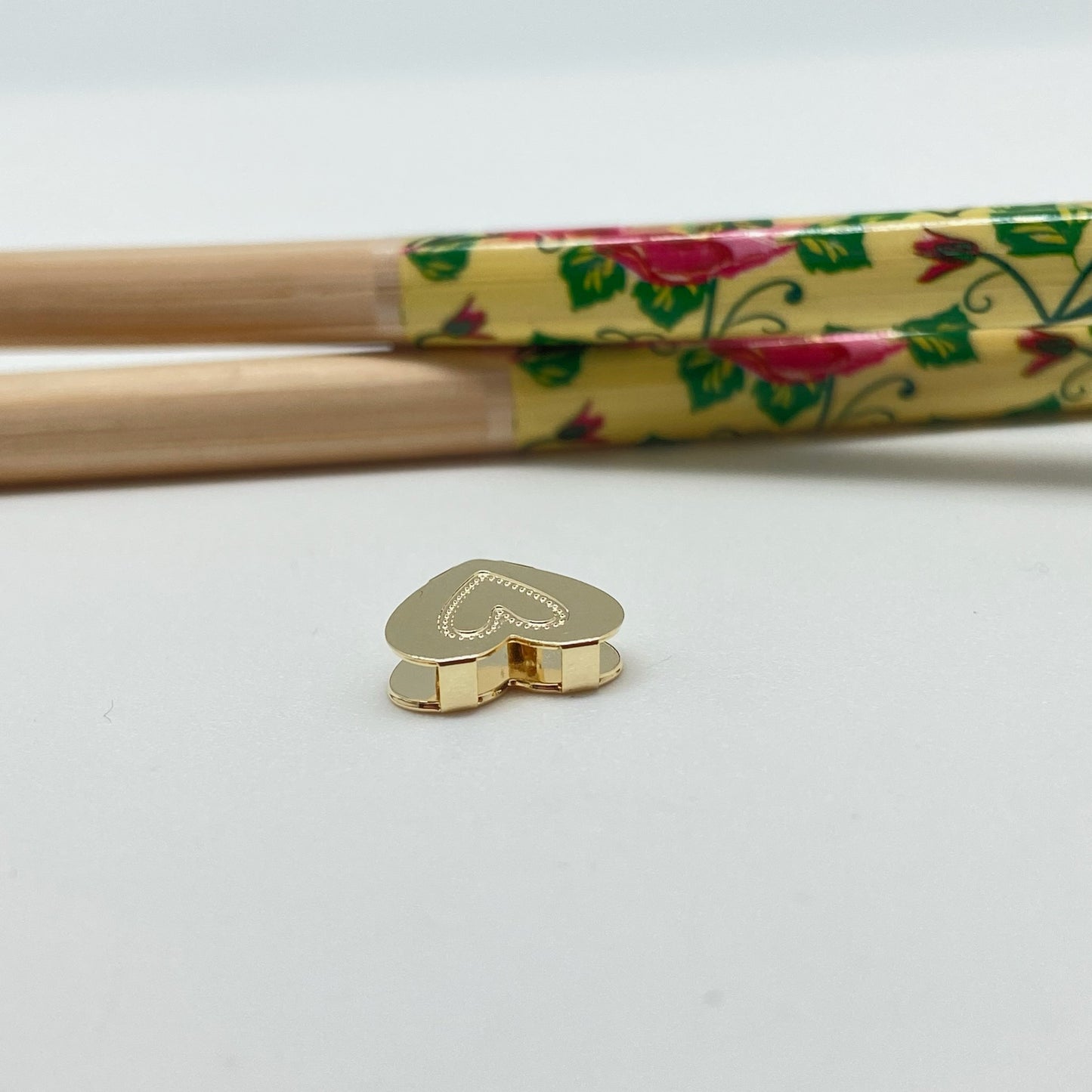FO958 Colgante Corazón para pasar 11x11 mm Figura Baño Oro Figuras Bañadas hecho de Bronce Bañado en Oro 18K Joyas Bañadas en Oro